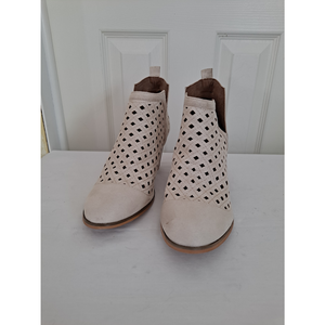 Weeboo Cream Faux Suede Lazer Cut Booties